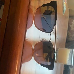 Quay Australia high and dry black frame gold lenS